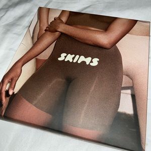 ✨Skims sculpt short mid thigh S/M